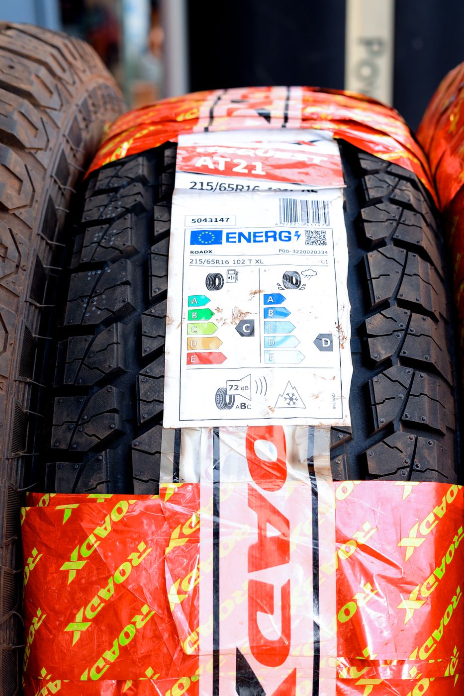 Close-up of a RoadX AT21 tread and its EU tyre label