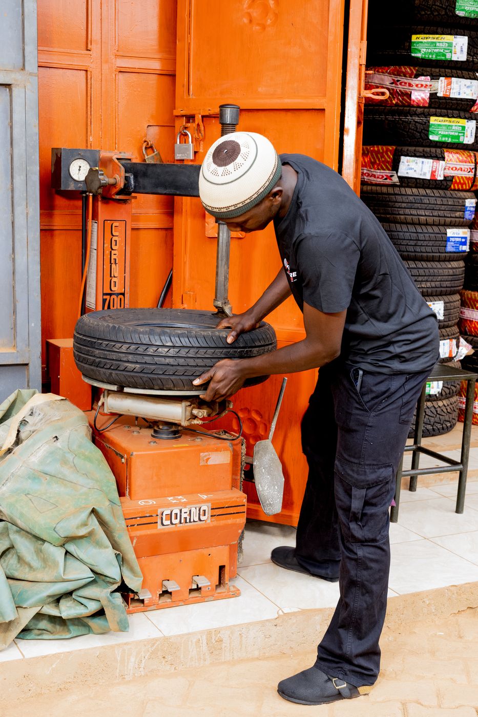 Fitting a tyre on the KK tyre changer